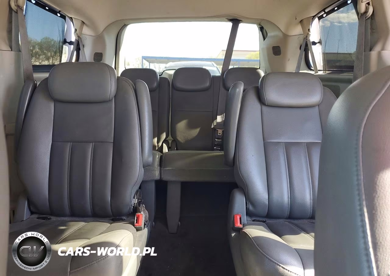 2010 Chrysler Town & Country Touring VIN:2A4RR5DX8AR345540 - 10