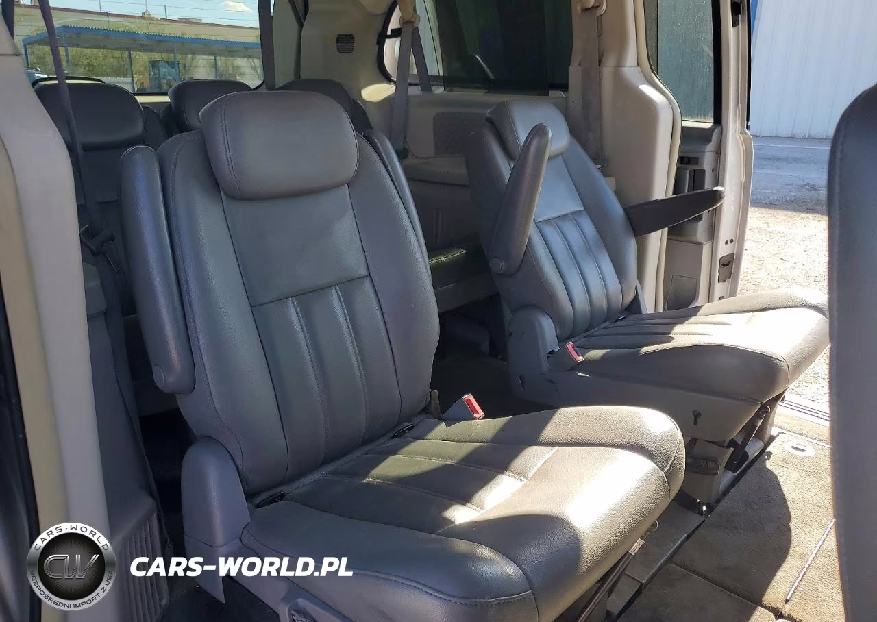 2010 Chrysler Town & Country Touring VIN:2A4RR5DX8AR345540 - 11