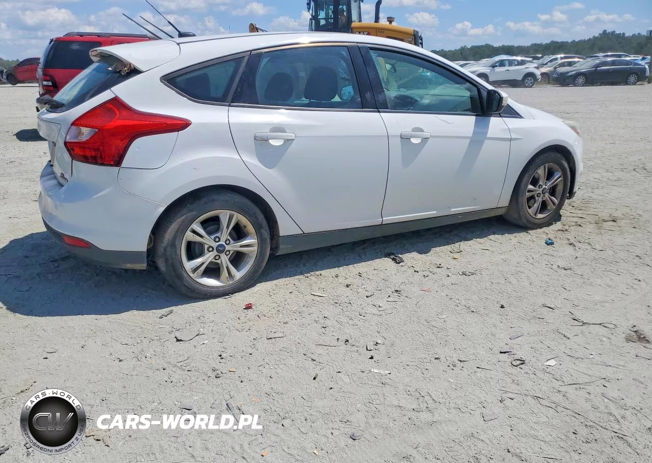 2014 Ford Focus VIN:1FADP3K24EL152923 - 3