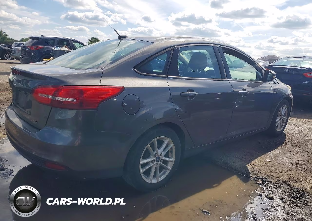 2015 Ford Focus Se VIN:1FADP3F28FL200502 - 3