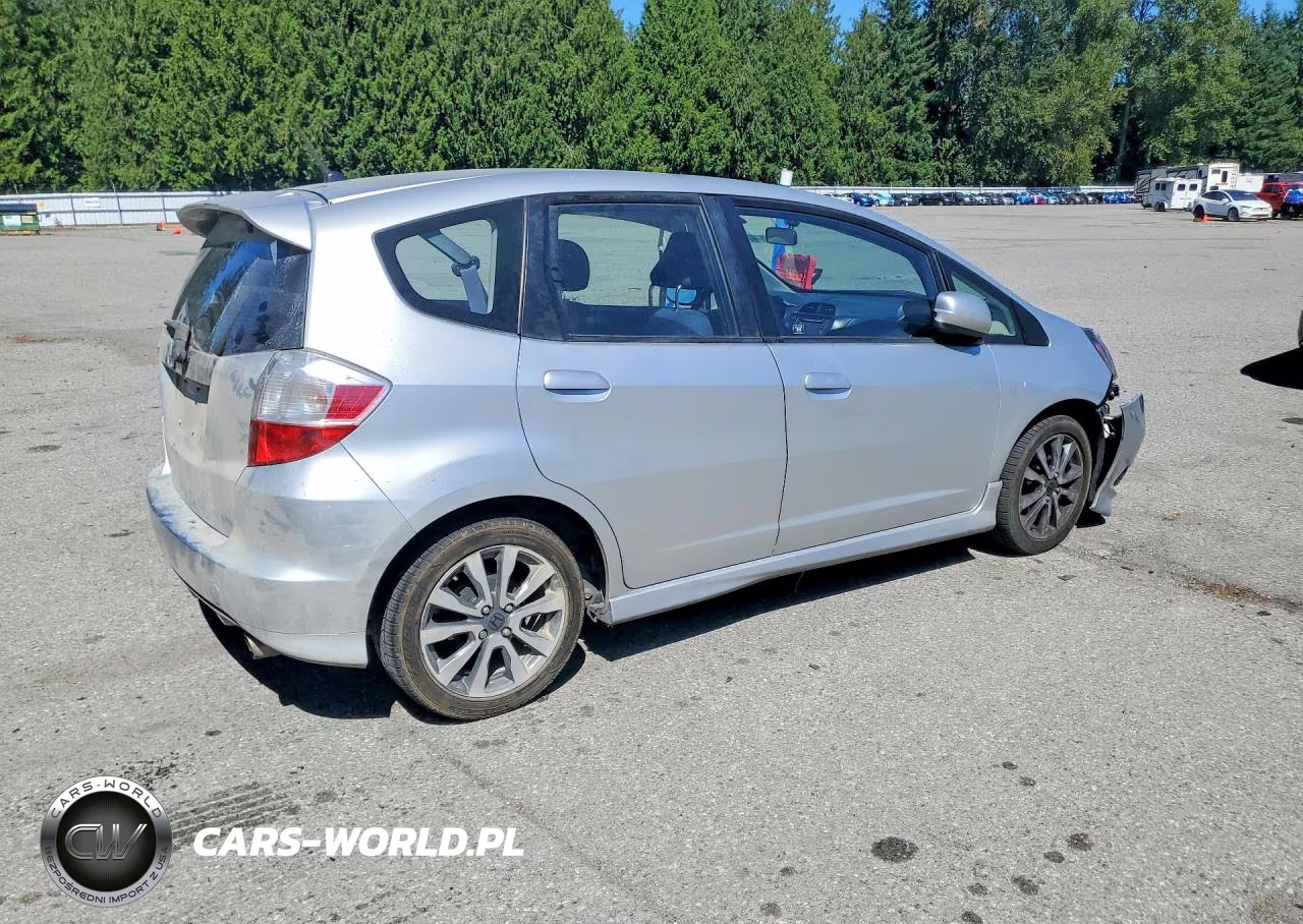 2013 Honda Fit Sport VIN:JHMGE8H69DC004669 - 3