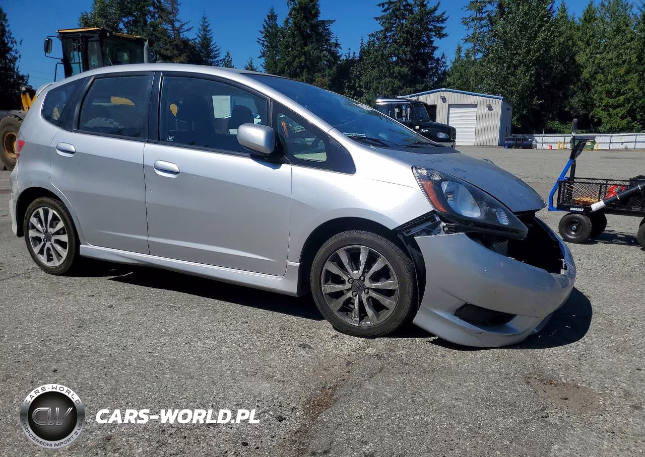 2013 Honda Fit Sport VIN:JHMGE8H69DC004669 - 4