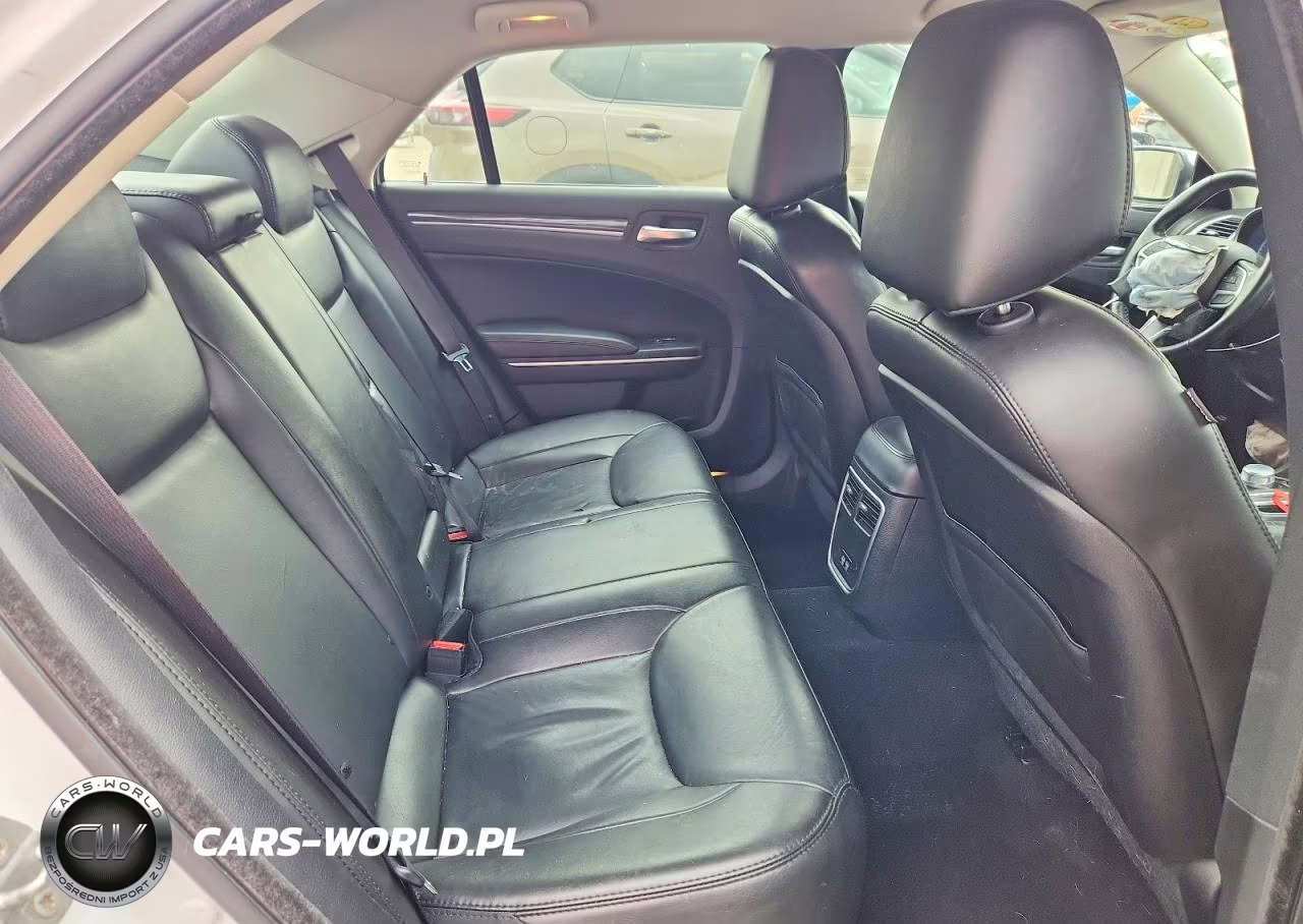 2019 Chrysler 300 Touring VIN:2C3CCAAG0KH727227 - 10
