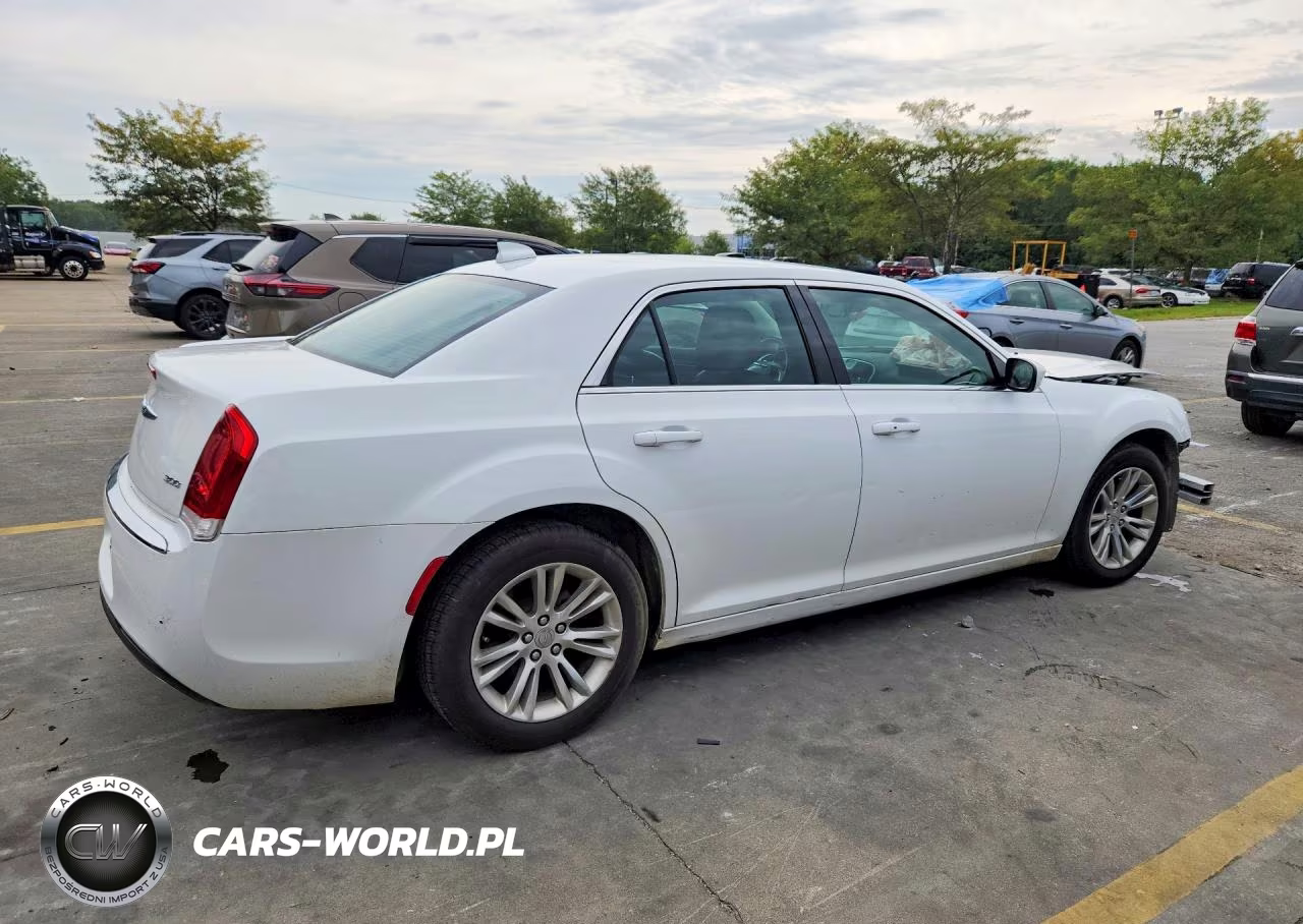 2019 Chrysler 300 Touring VIN:2C3CCAAG0KH727227 - 3