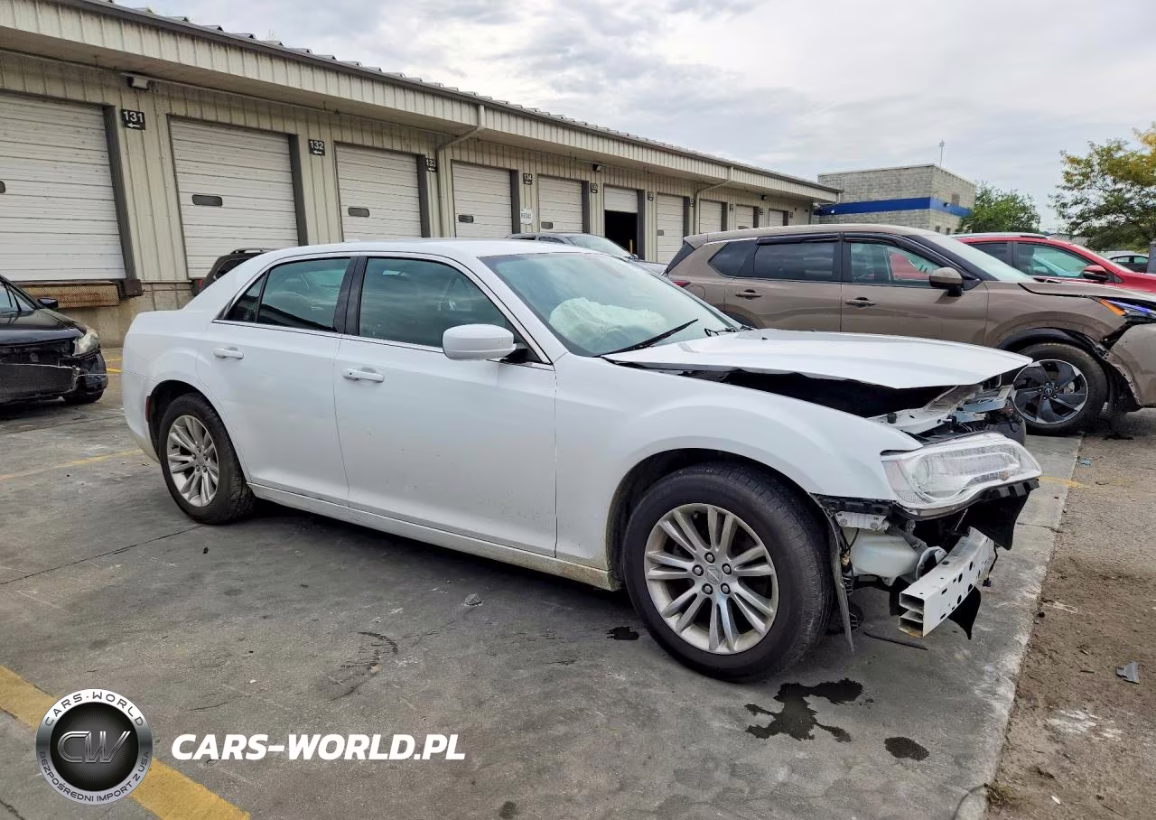 2019 Chrysler 300 Touring VIN:2C3CCAAG0KH727227 - 4