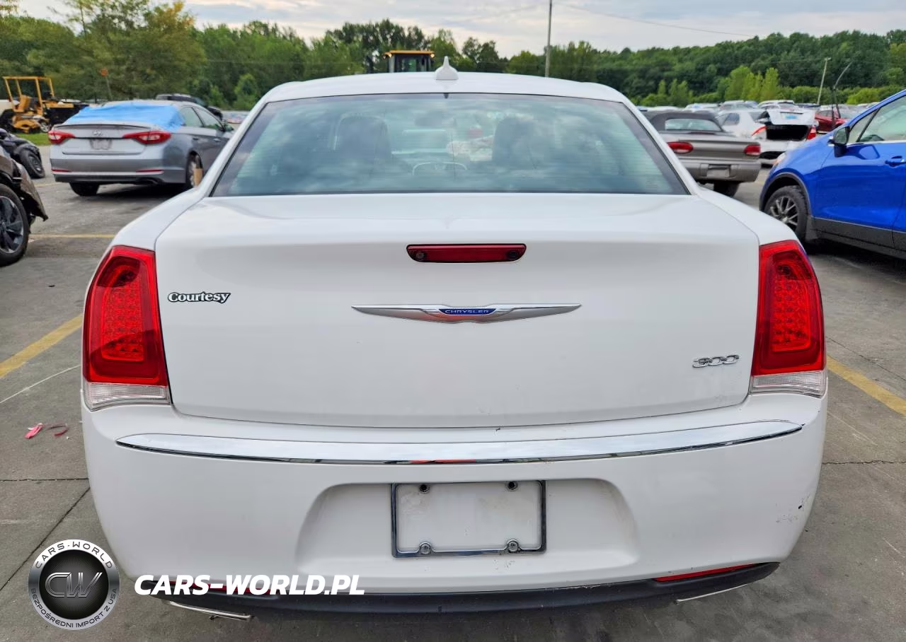 2019 Chrysler 300 Touring VIN:2C3CCAAG0KH727227 - 6