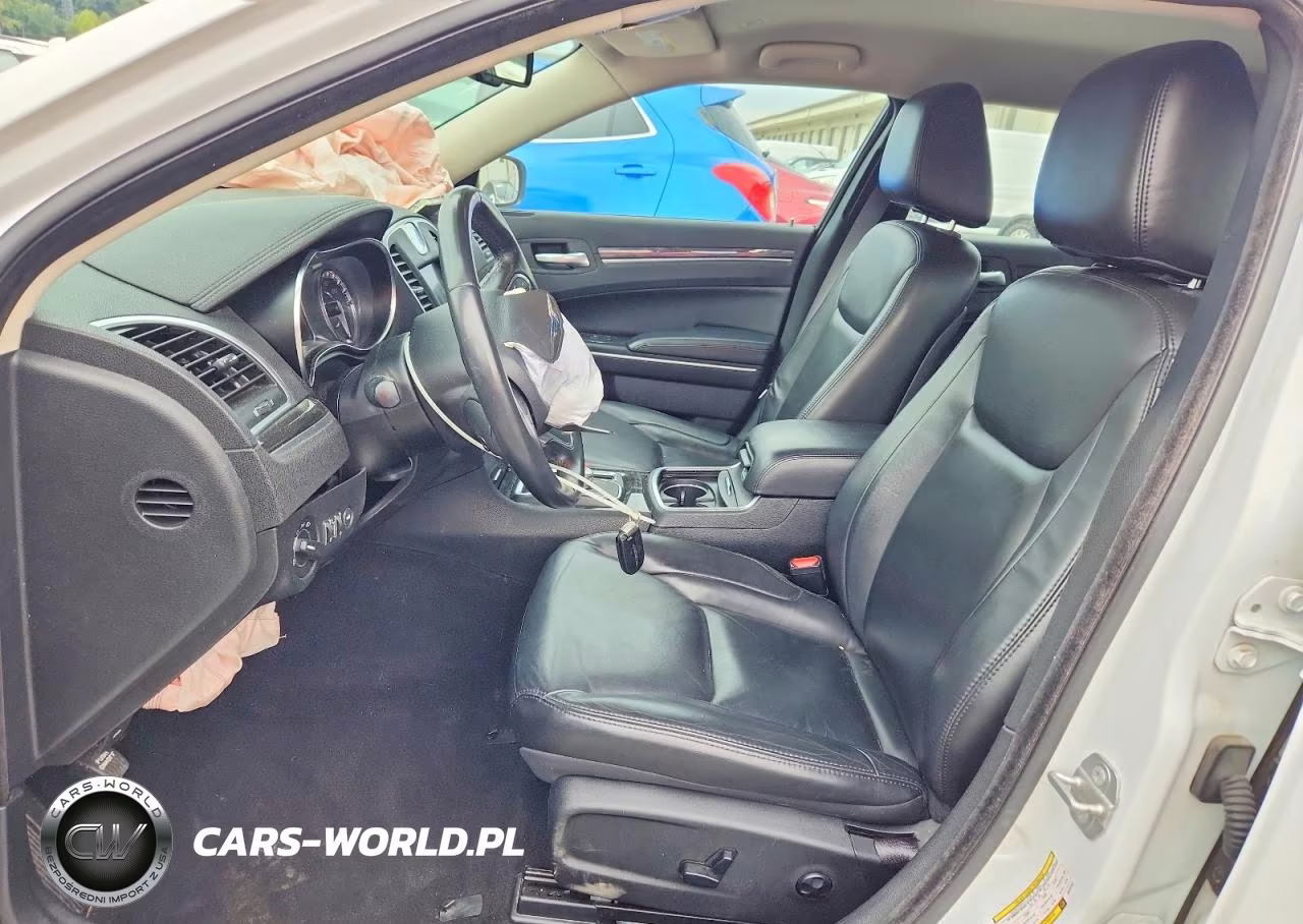 2019 Chrysler 300 Touring VIN:2C3CCAAG0KH727227 - 7