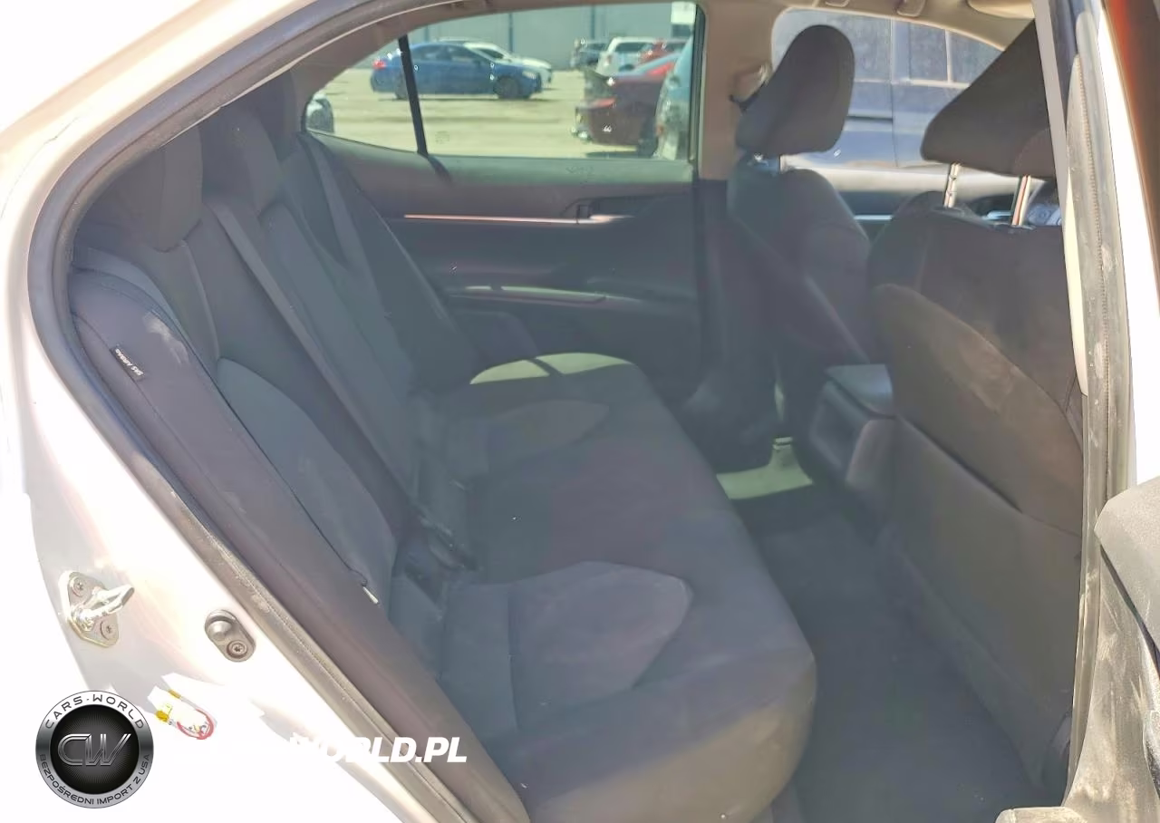 2018 Toyota Camry Le VIN:4T1B11HK6JU613232 - 10