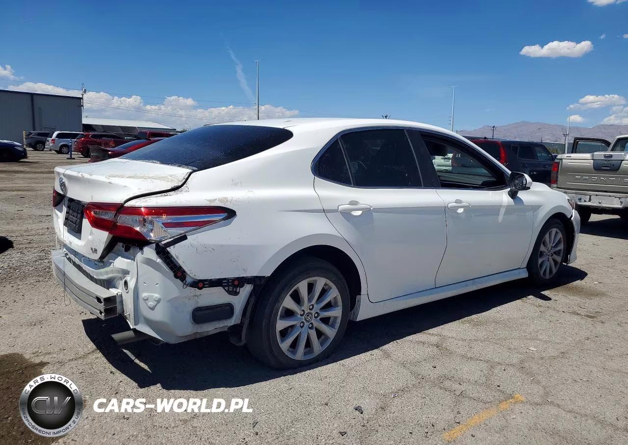 2018 Toyota Camry Le VIN:4T1B11HK6JU613232 - 3