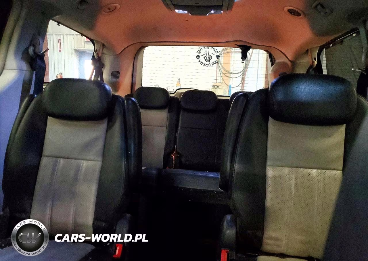 2010 Chrysler Town & Country Touring Plus VIN:2A4RR8D1XAR422809 - 10