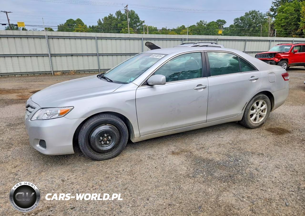 2011 Toyota Camry Le – zdjęcie 1 z 12