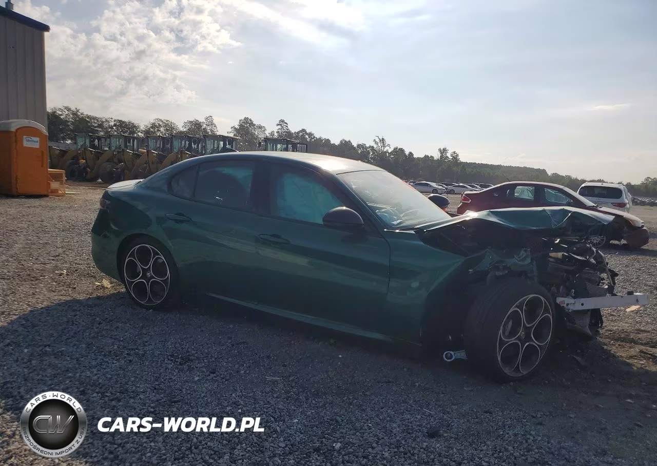 2025 Alfa Romeo Giulia Base VIN:ZARFANAN5S7689693 - 4