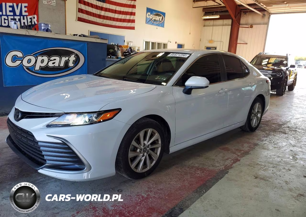 2022 Toyota Camry Le – zdjęcie 1 z 12