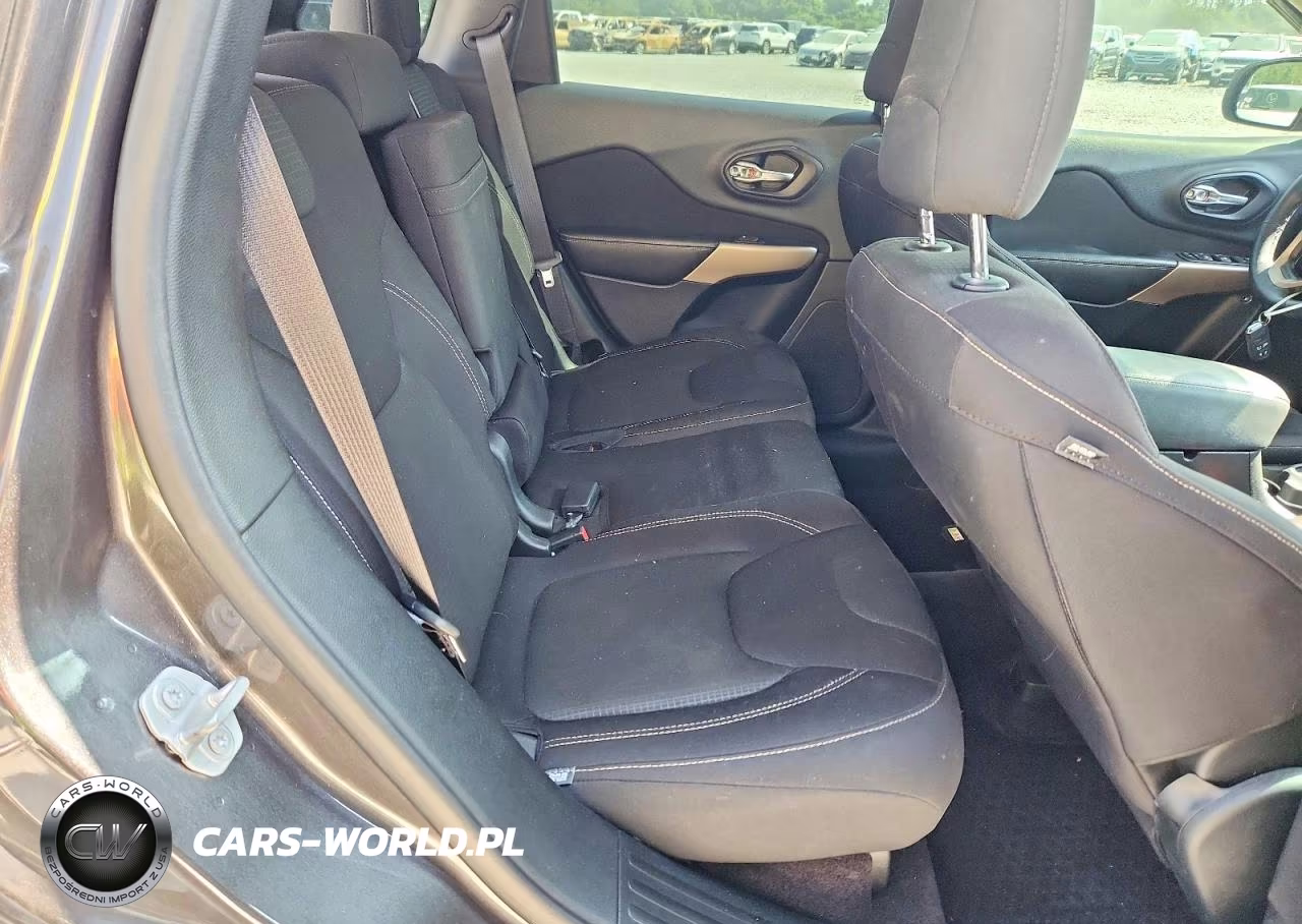 2017 Jeep Cherokee Latitude VIN:1C4PJLCS3HW613555 - 10