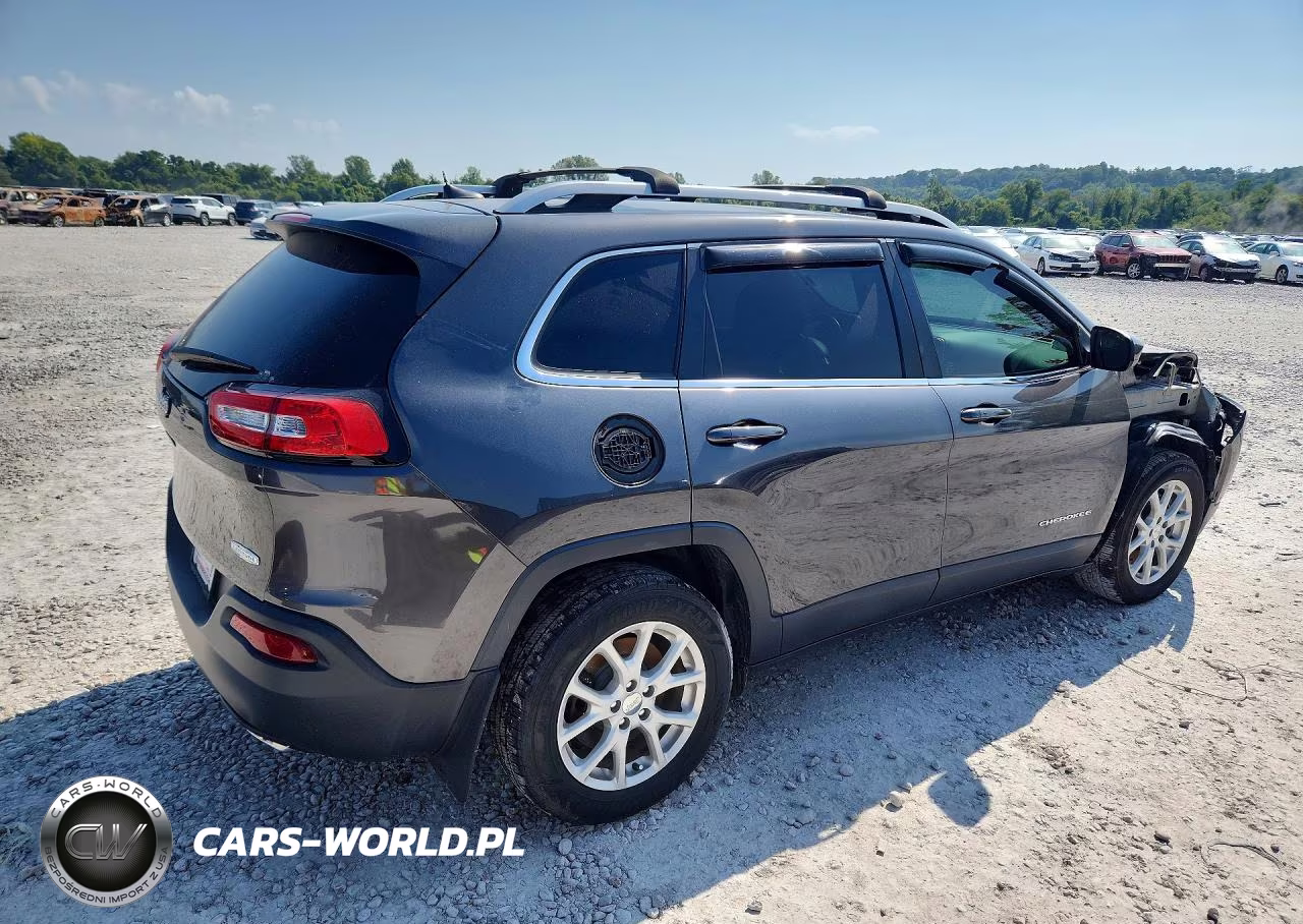 2017 Jeep Cherokee Latitude VIN:1C4PJLCS3HW613555 - 3