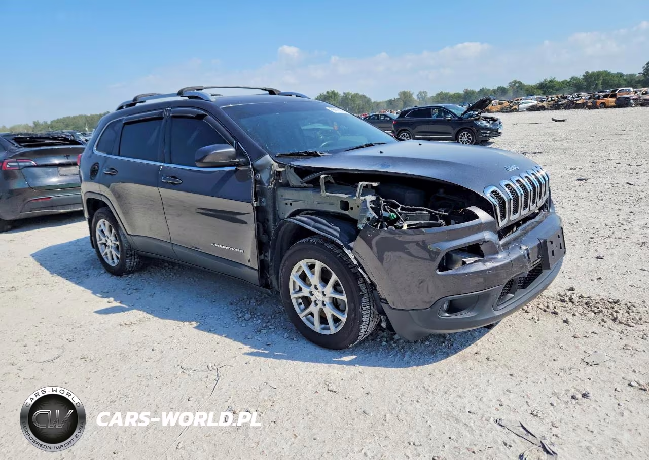 2017 Jeep Cherokee Latitude VIN:1C4PJLCS3HW613555 - 4