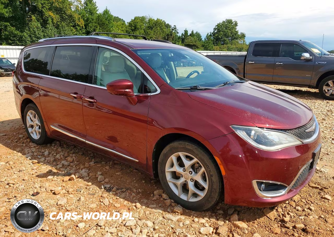 2017 Chrysler Pacifica Touring L Plus VIN:2C4RC1EGXHR538135 - 4