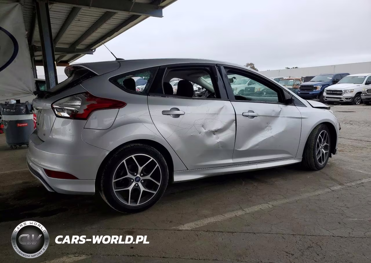 2016 Ford Focus Se VIN:1FADP3K2XGL301709 - 3