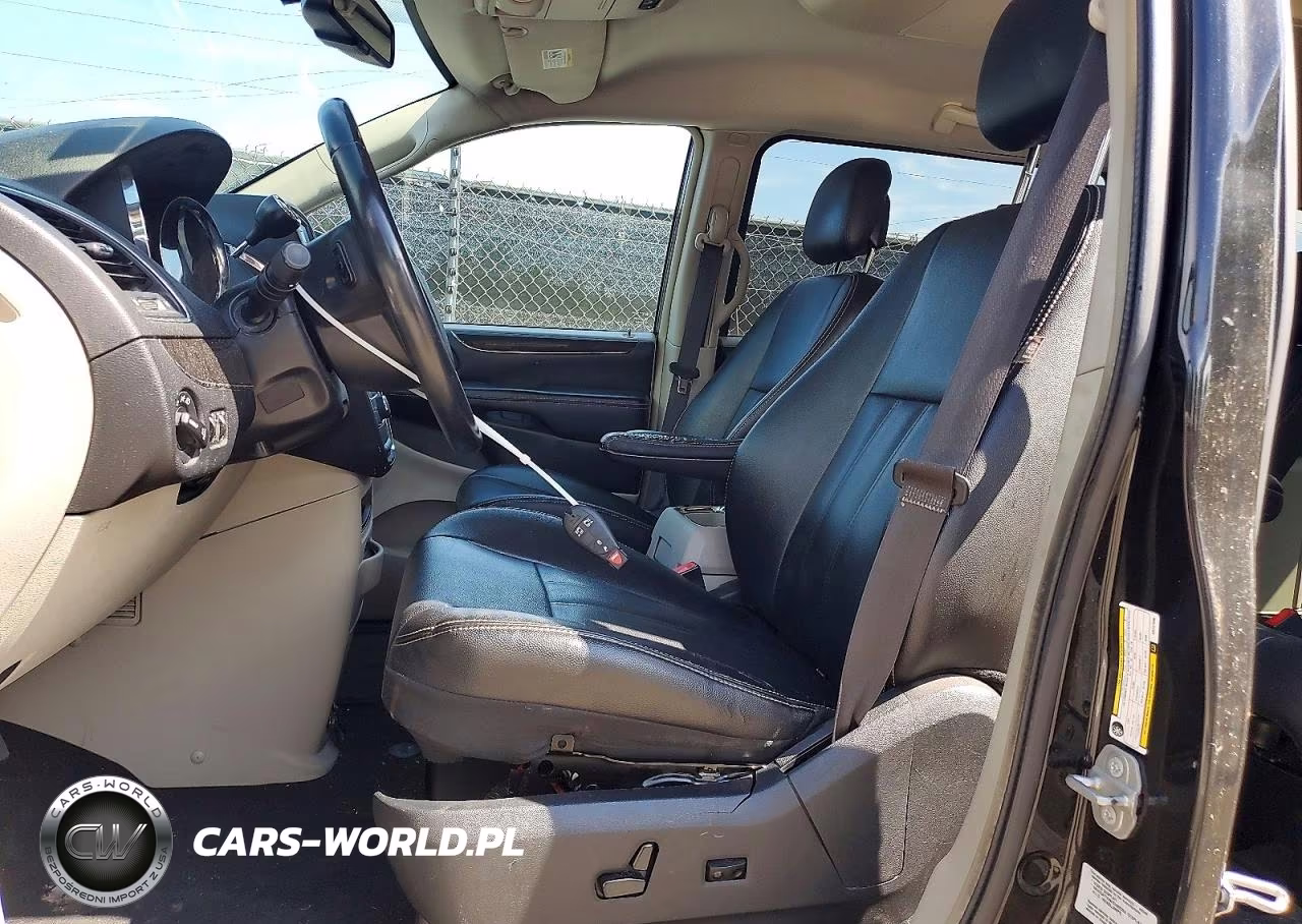 2016 Chrysler Town & Country Touring VIN:2C4RC1BG5GR247996 - 7