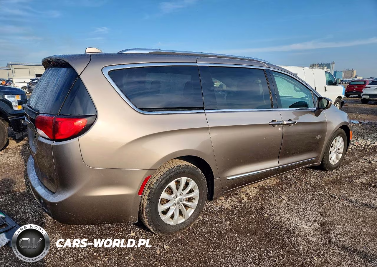 2018 Chrysler Pacifica Touring L Plus VIN:2C4RC1EG6JR144203 - 3