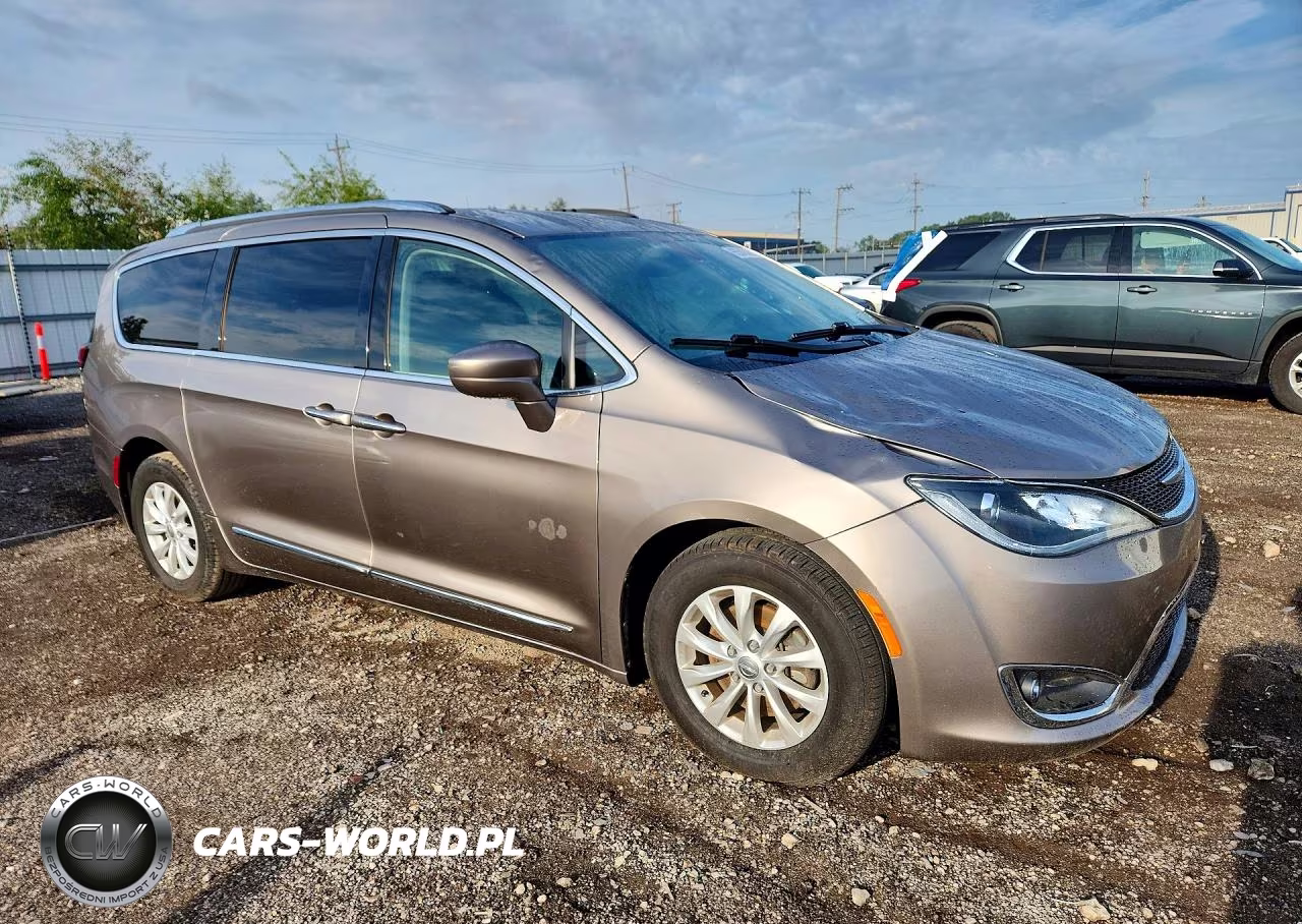 2018 Chrysler Pacifica Touring L Plus VIN:2C4RC1EG6JR144203 - 4