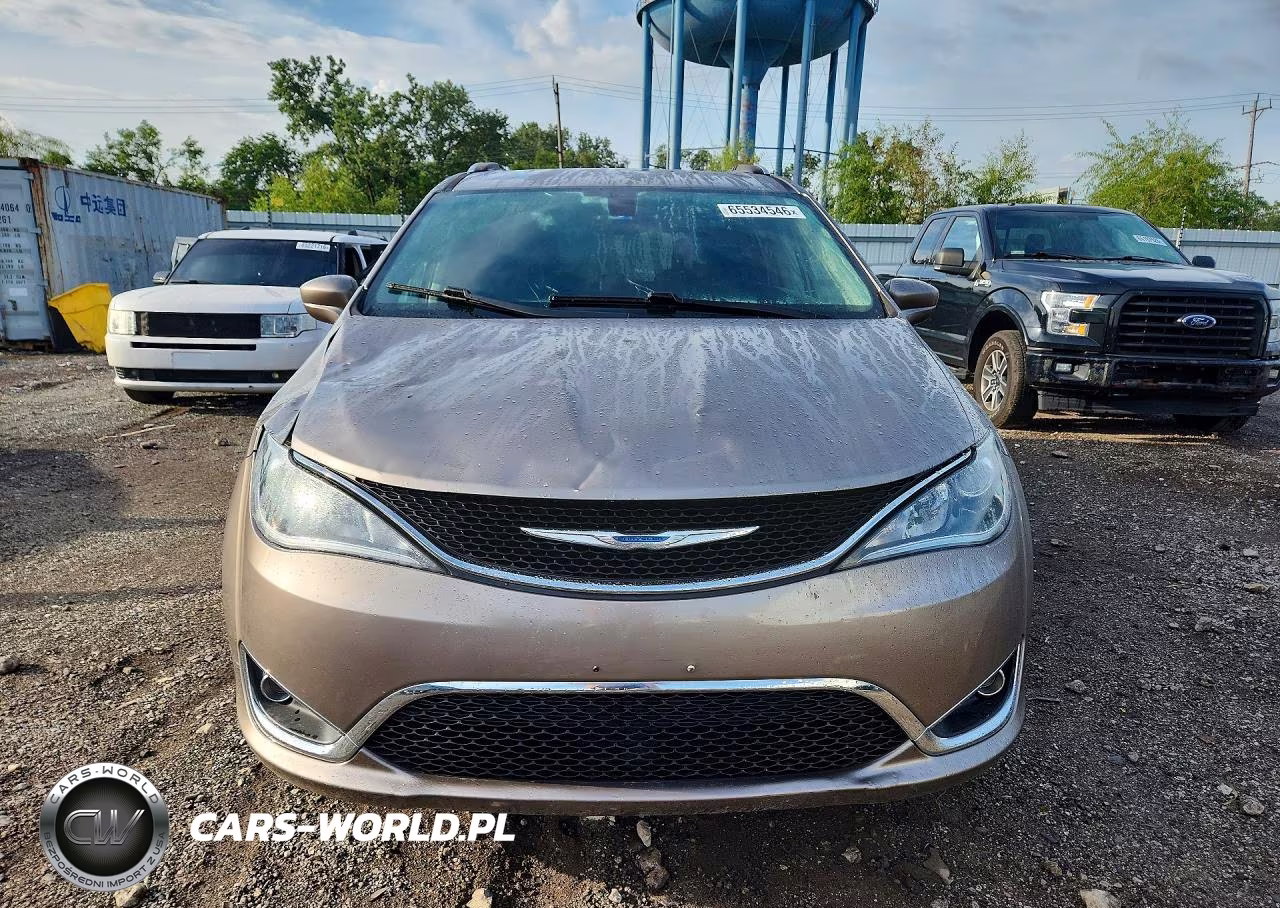 2018 Chrysler Pacifica Touring L Plus VIN:2C4RC1EG6JR144203 - 5