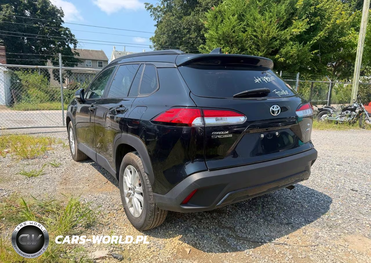 2024 Toyota Corolla Cross Le VIN:7MUCAABGXRV107583 - 3