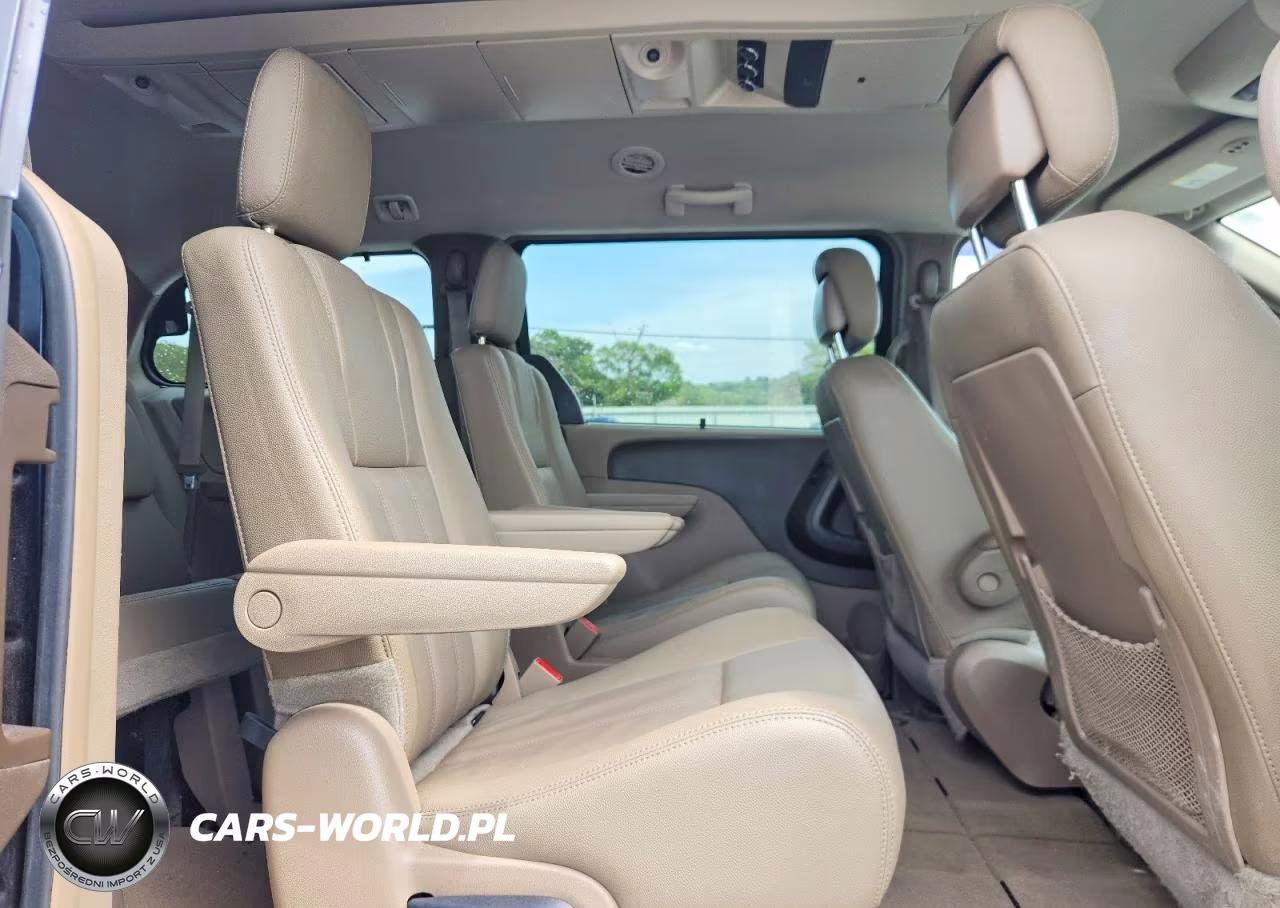 2016 Chrysler Town & Country Touring VIN:2C4RC1BG1GR248045 - 11