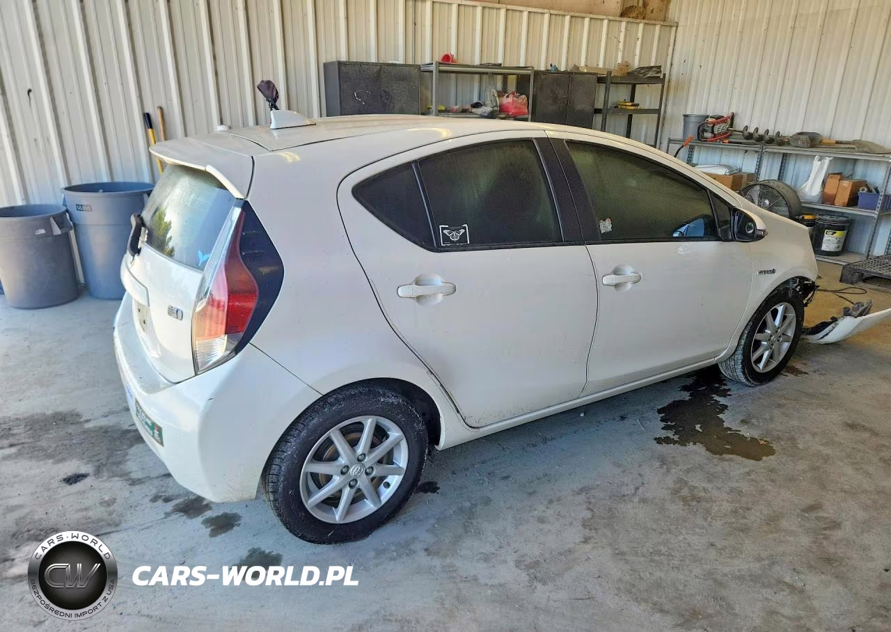 2015 Toyota Prius C Three VIN:JTDKDTB33F1112526 - 3
