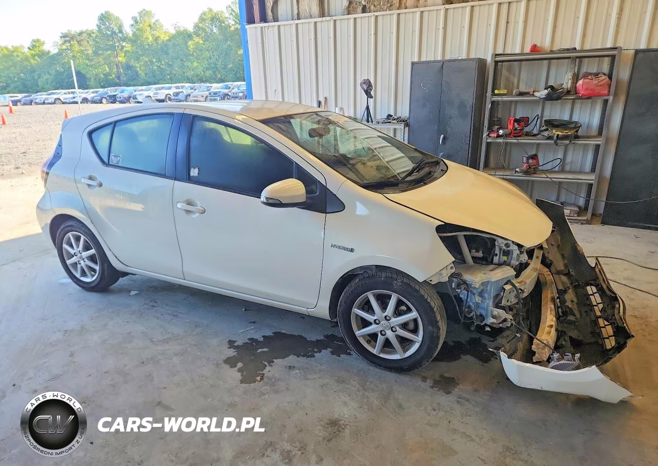 2015 Toyota Prius C Three VIN:JTDKDTB33F1112526 - 4