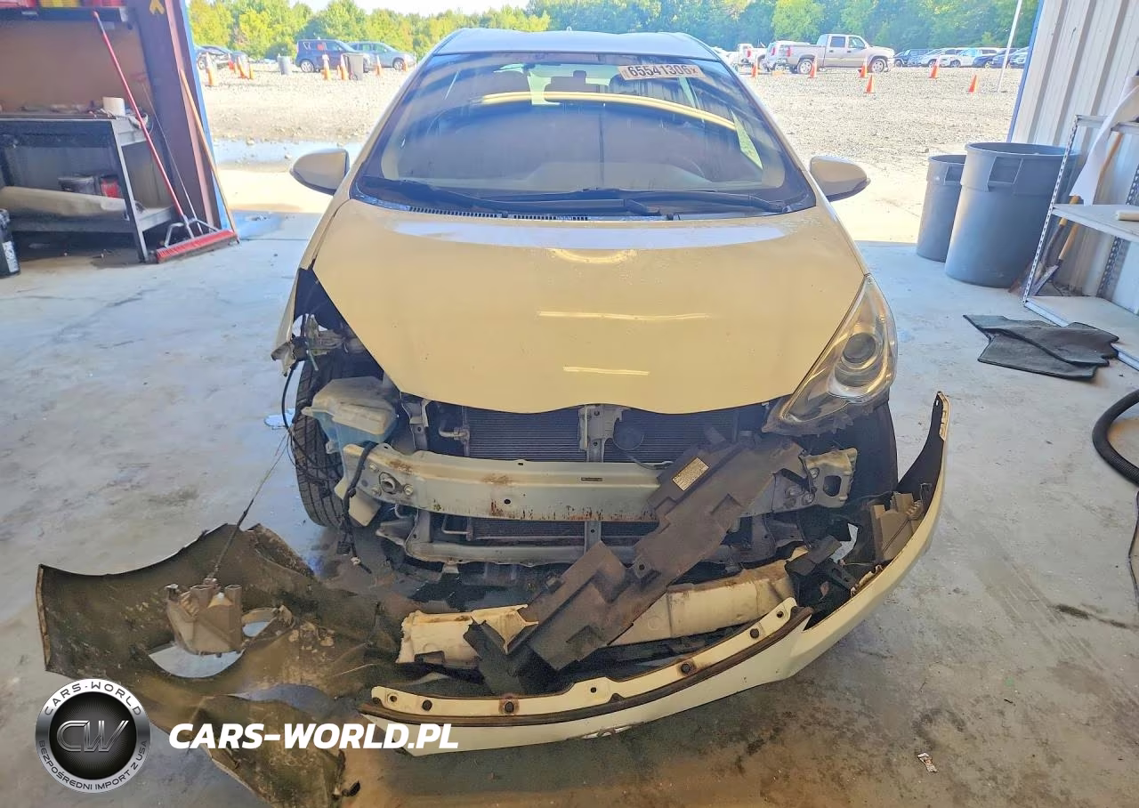 2015 Toyota Prius C Three VIN:JTDKDTB33F1112526 - 5