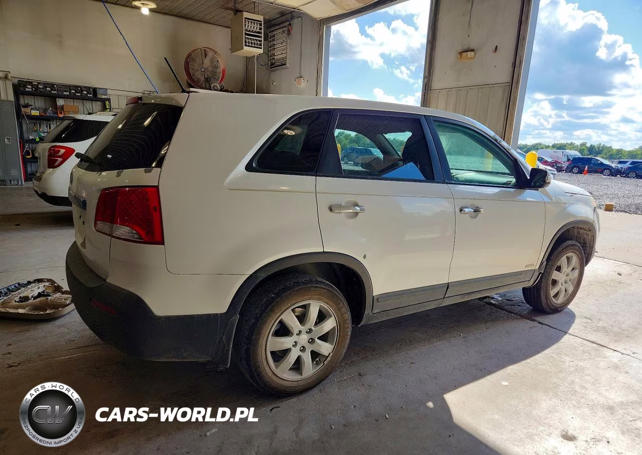 2011 Kia Sorento Lx VIN:5XYKTCA13BG062434 - 3
