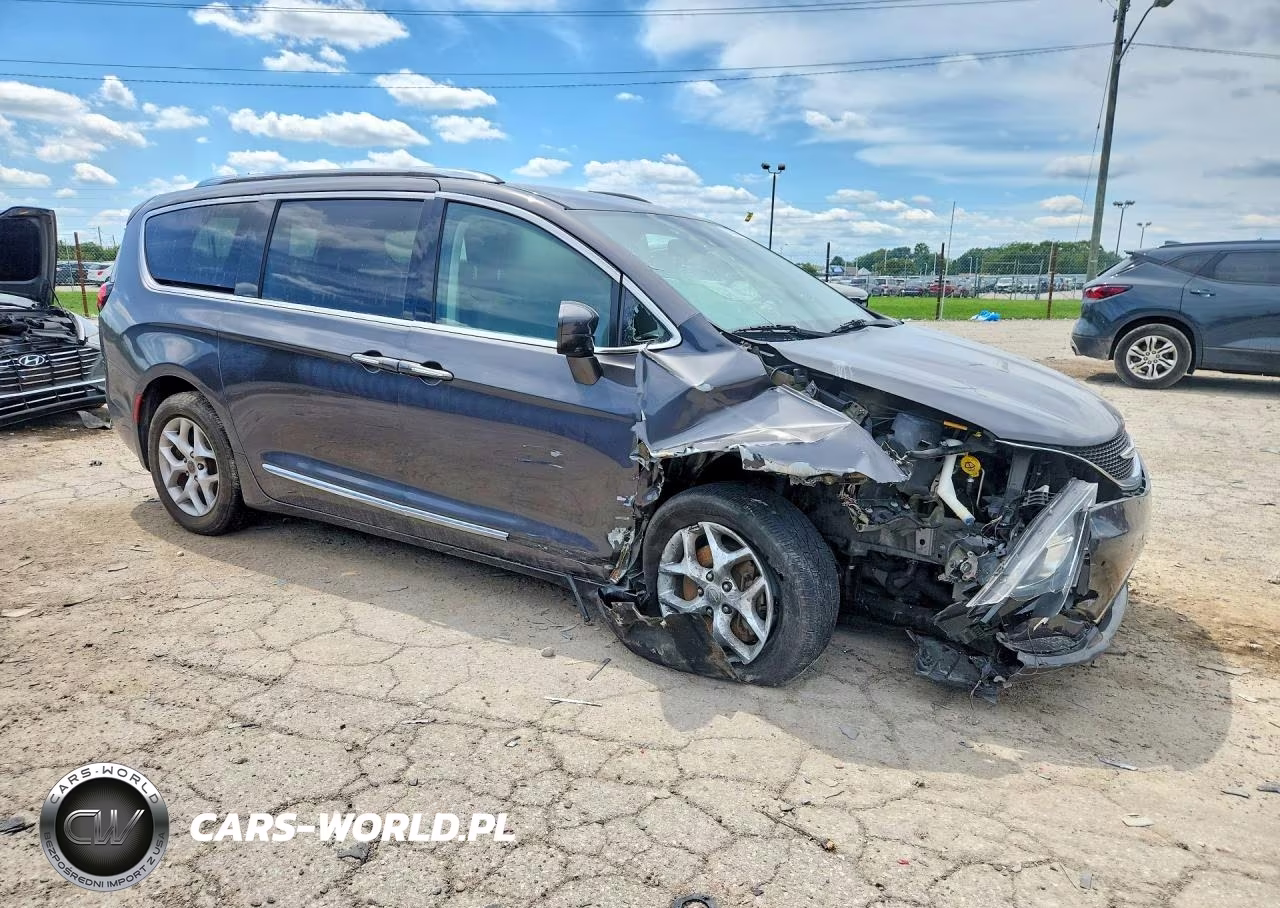 2017 Chrysler Pacifica Touring L Plus VIN:2C4RC1EG9HR578108 - 4