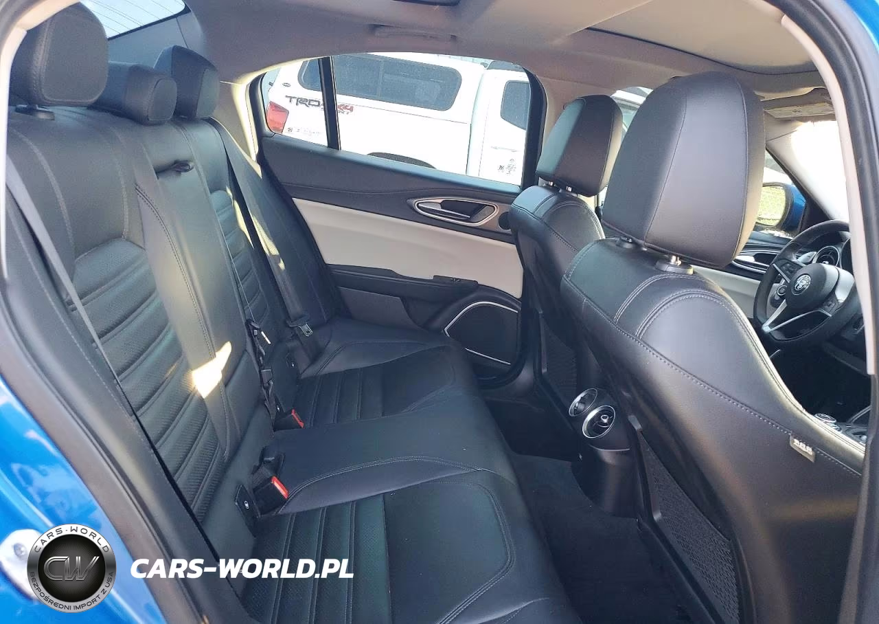 2018 Alfa Romeo Giulia Ti Q4 VIN:ZARFAEEN1J7577661 - 10