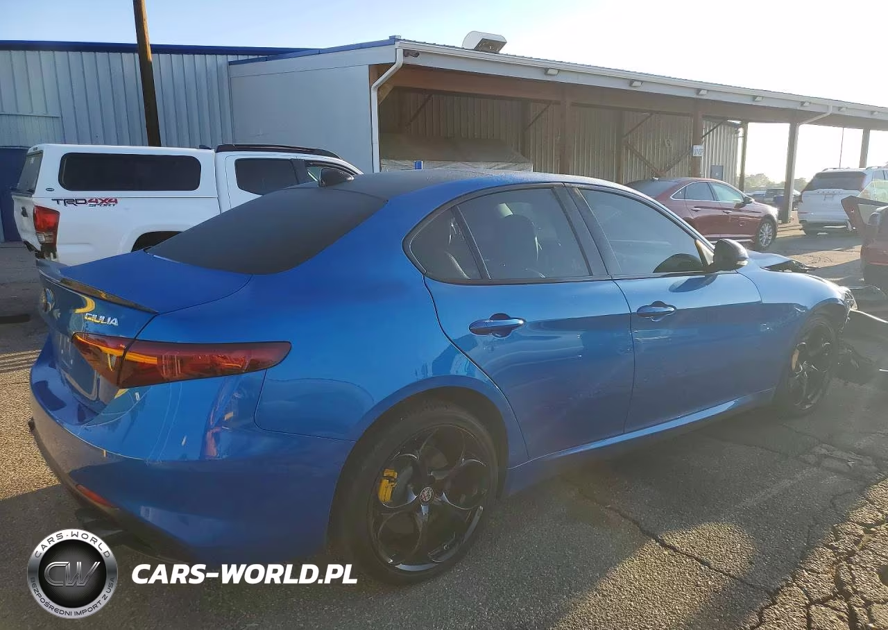 2018 Alfa Romeo Giulia Ti Q4 VIN:ZARFAEEN1J7577661 - 3