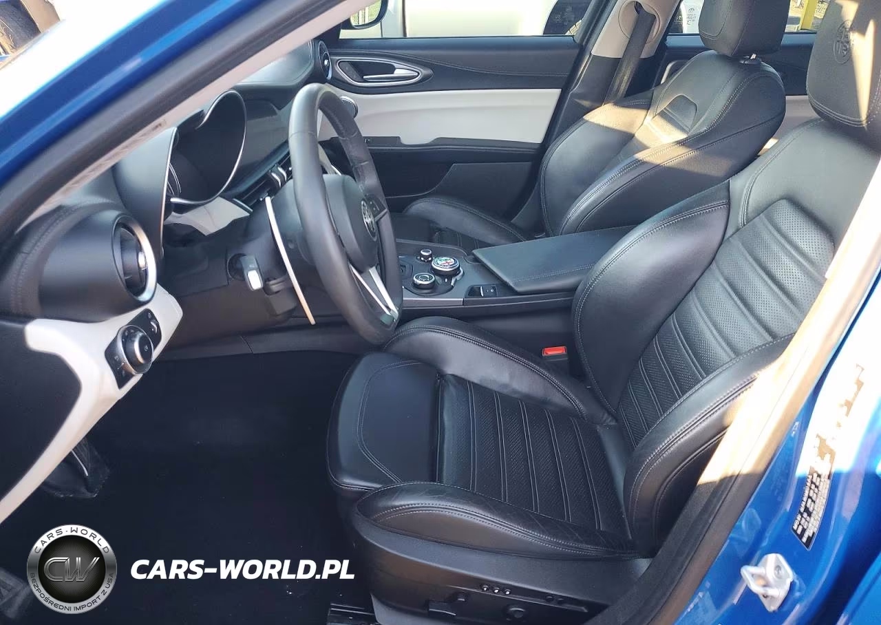 2018 Alfa Romeo Giulia Ti Q4 VIN:ZARFAEEN1J7577661 - 7