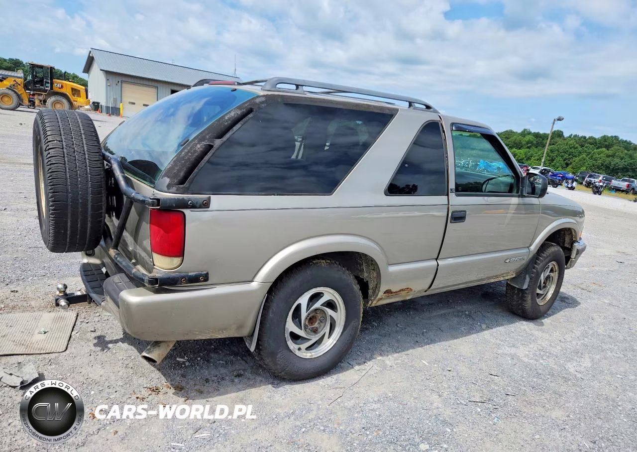 2000 Chevrolet Blazer VIN:1GNCT18W8YK117416 - 3