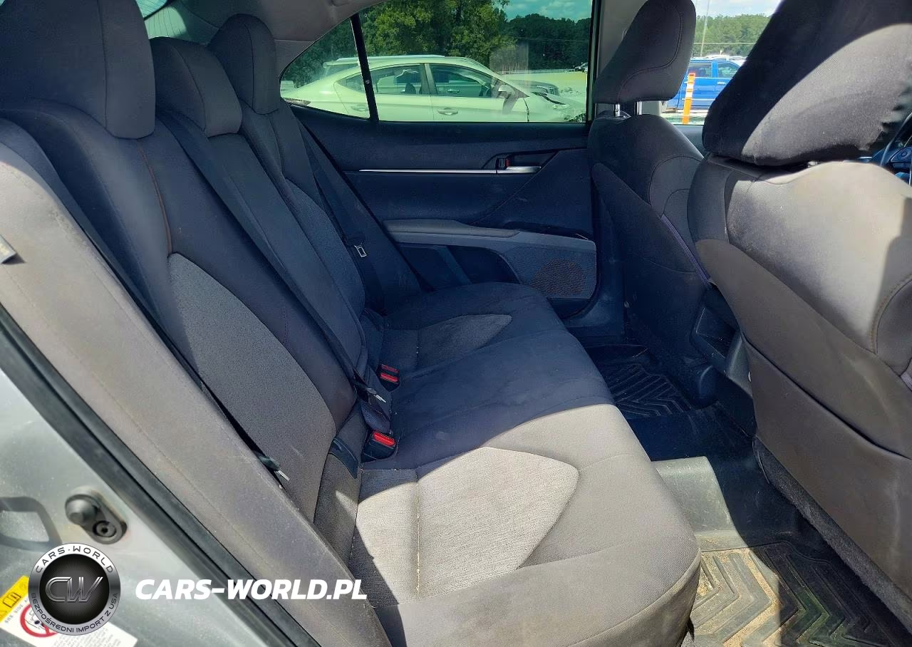 2018 Toyota Camry Le VIN:JTNB11HKXJ3012119 - 10