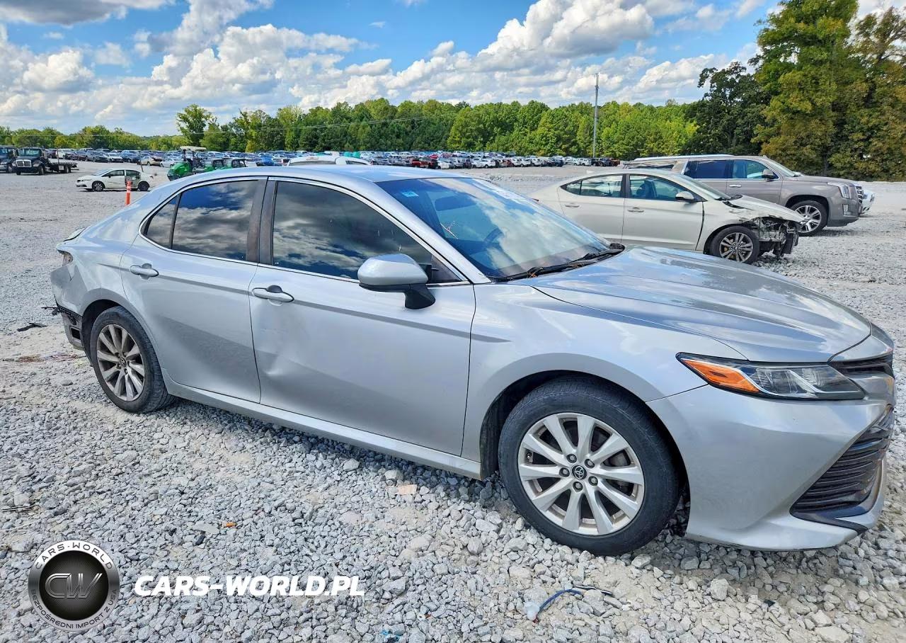 2018 Toyota Camry Le VIN:JTNB11HKXJ3012119 - 4