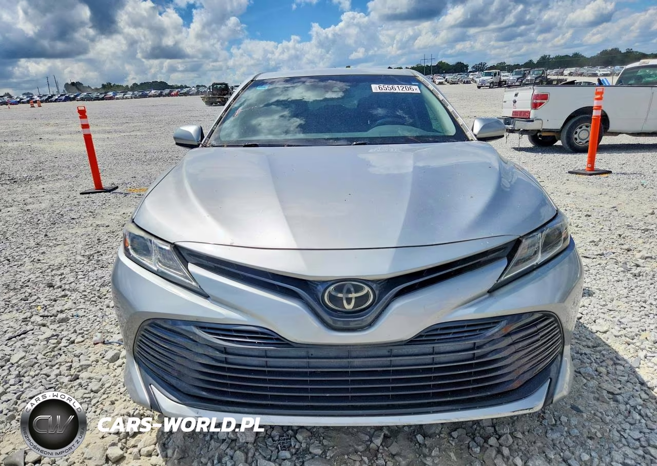 2018 Toyota Camry Le VIN:JTNB11HKXJ3012119 - 5