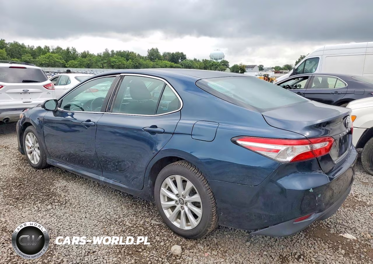 2018 Toyota Camry Le VIN:4T1B11HKXJU583118 - 2