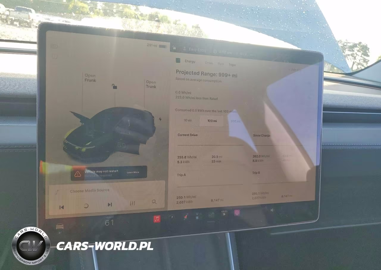 2026 Tesla Model Y VIN:7SAYGDED2TF549127 - 9
