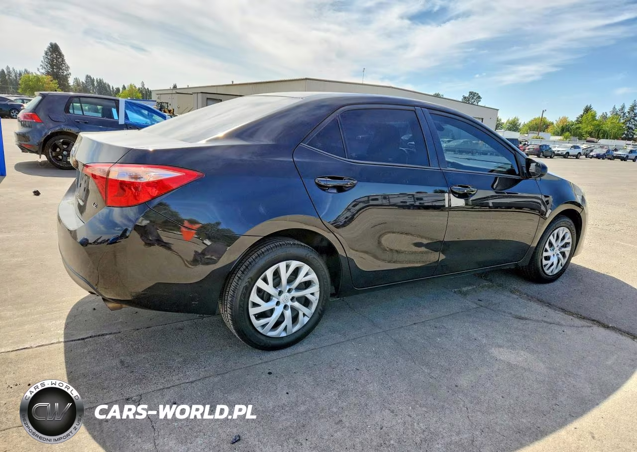 2018 Toyota Corolla Le VIN:5YFBURHE6JP818745 - 3