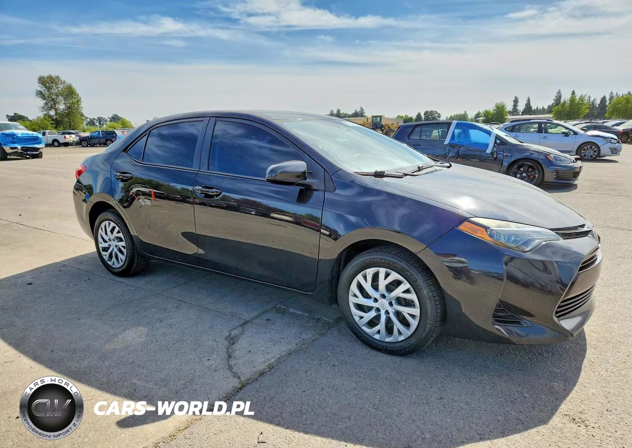 2018 Toyota Corolla Le VIN:5YFBURHE6JP818745 - 4