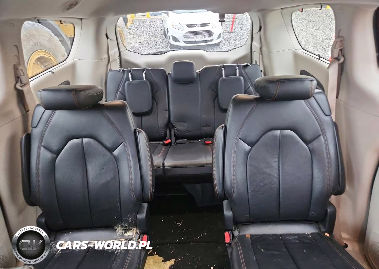 2017 Chrysler Pacifica Touring L VIN:2C4RC1BG1HR553692 - 10