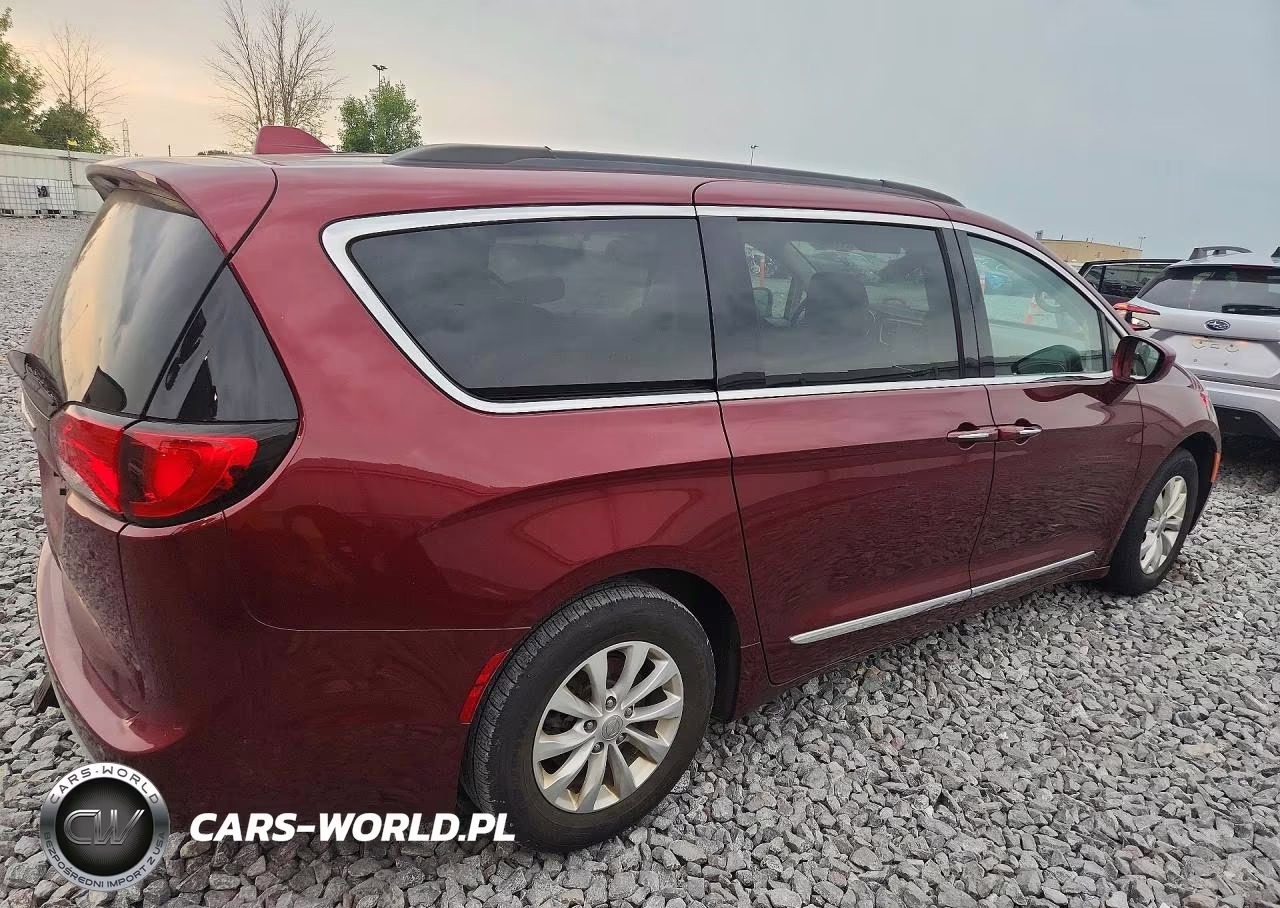 2017 Chrysler Pacifica Touring L VIN:2C4RC1BG1HR553692 - 3