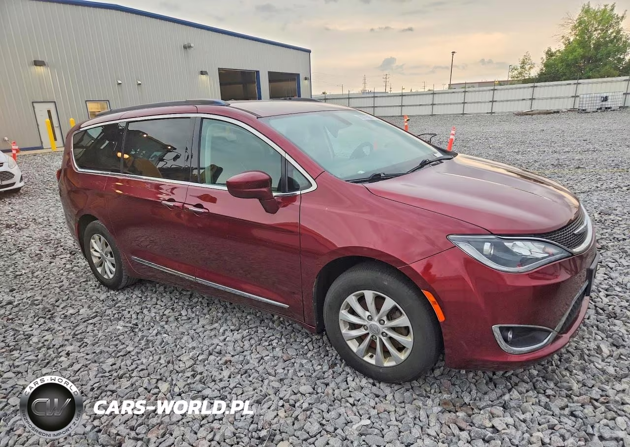 2017 Chrysler Pacifica Touring L VIN:2C4RC1BG1HR553692 - 4
