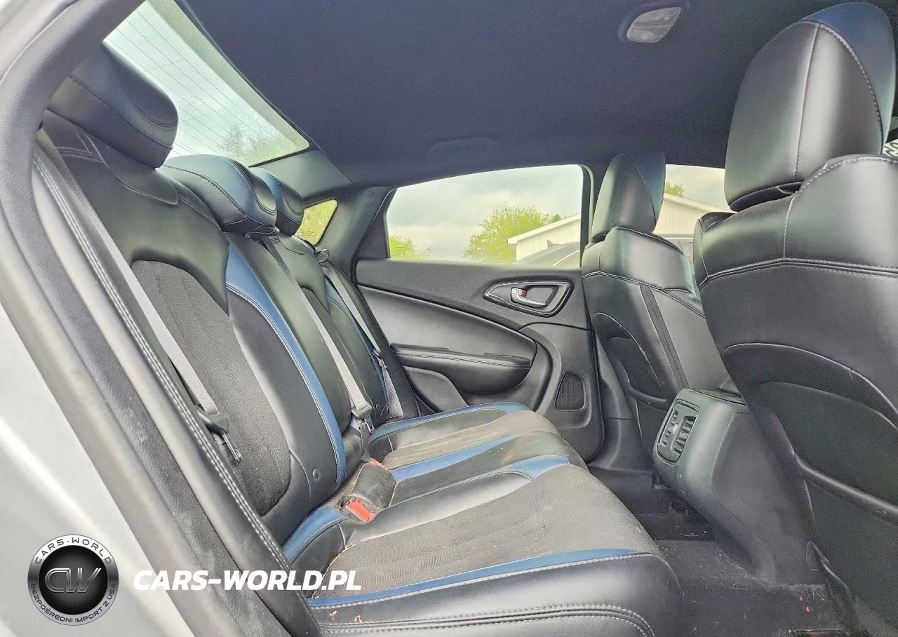 2015 Chrysler 200 S VIN:1C3CCCBB2FN559716 - 10