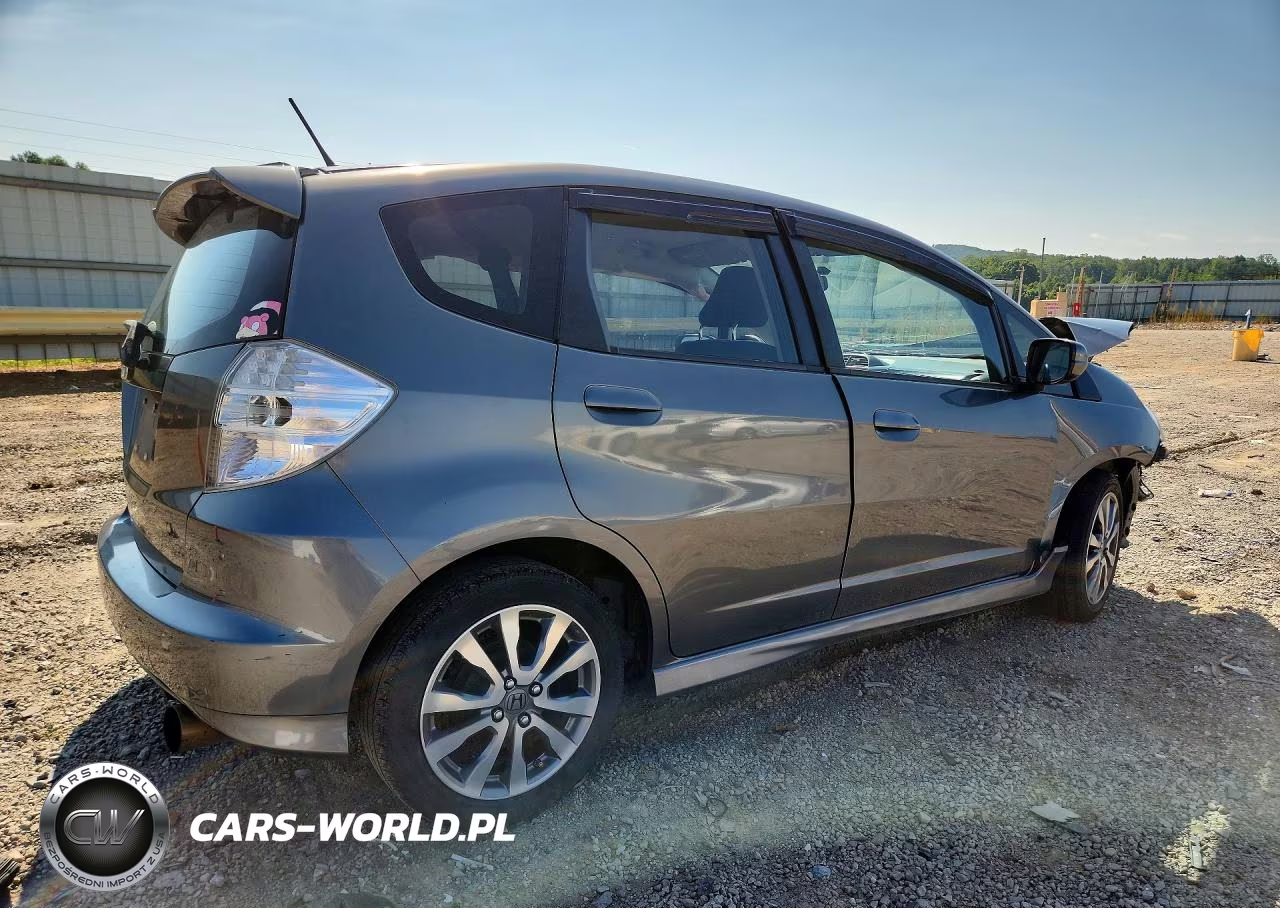 2013 Honda Fit Sport VIN:JHMGE8H54DC072028 - 3