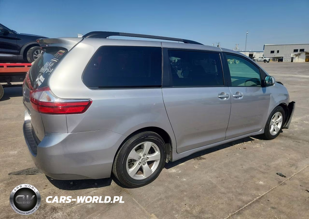 2018 Toyota Sienna Le VIN:5TDKZ3DC9JS904979 - 3